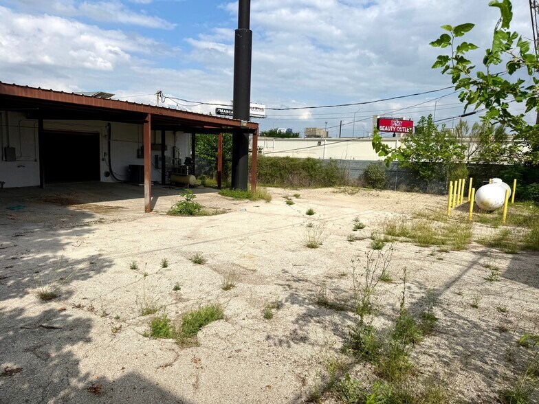 More Photos Of 5704 Kenwick St, San Antonio Service For Lease