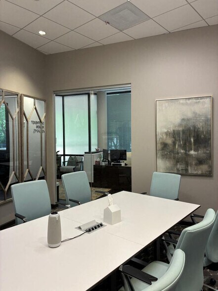 More Photos Of 2 Ravinia Dr, Atlanta Office For Lease