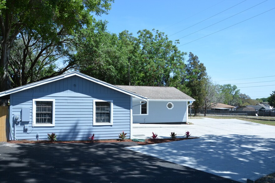 More Photos Of 697 E Anderson Rd, Groveland Storefront Retail Residential For Sale