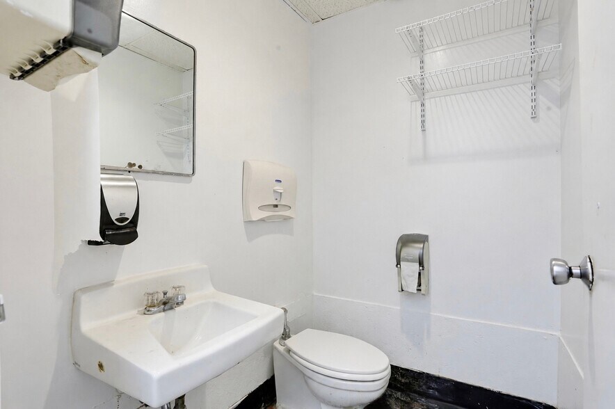 More Photos Of 505 Jermor Ln, Westminster Restaurant For Lease