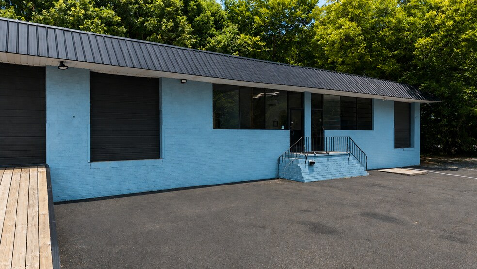 More Photos Of 5926-5940 N Tryon St, Charlotte Warehouse For Sale