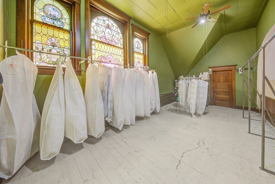 More Photos Of 2001 10th St, Emmetsburg General Retail For Sale