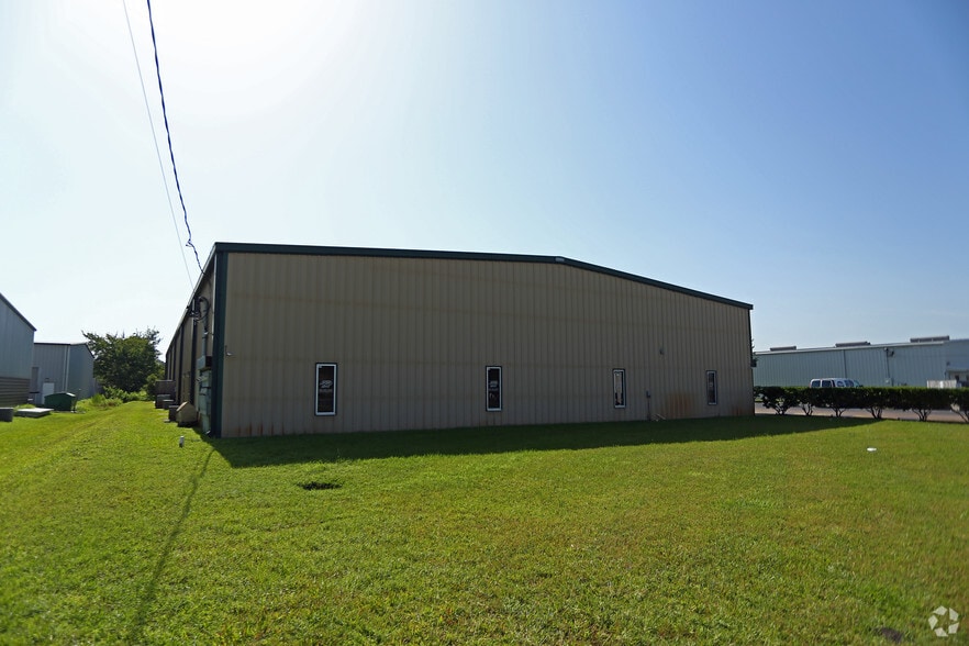 More Photos Of 2446 Success Dr, Odessa Warehouse For Lease