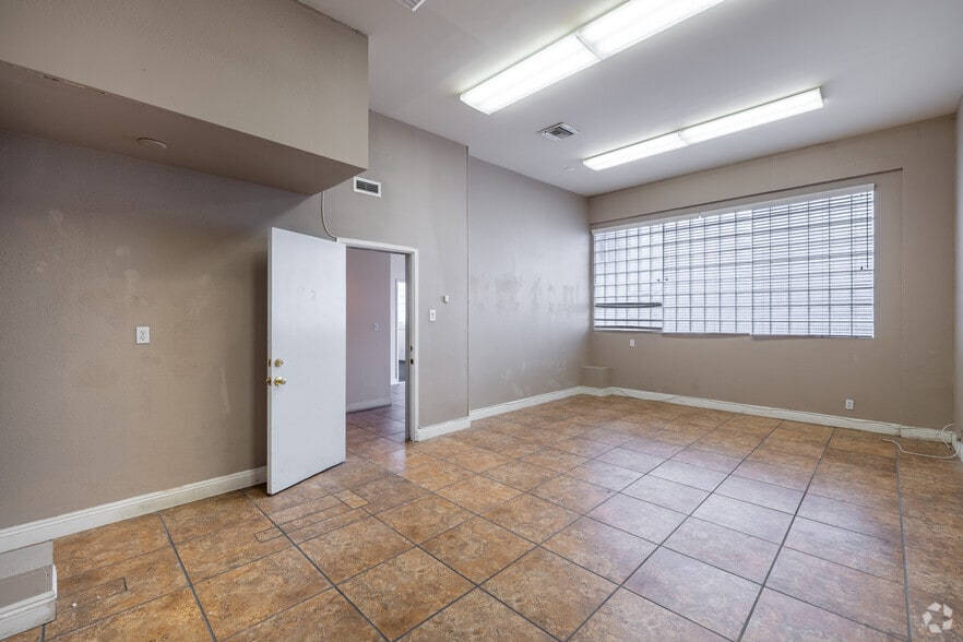 More Photos Of 7540-7544 Balboa Blvd, Van Nuys Unknown For Lease