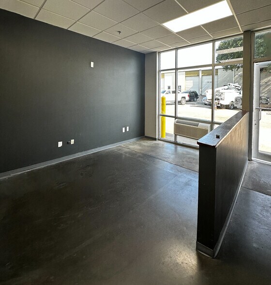 More Photos Of 307 N Rogers Rd, Irving Warehouse For Lease