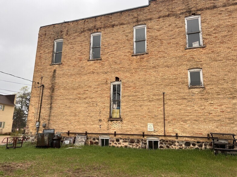 More Photos Of 505 Main St, Wild Rose Office For Sale