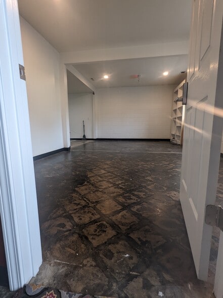 More Photos Of 930 S Graham-hopedale Rd, Graham Flex For Lease