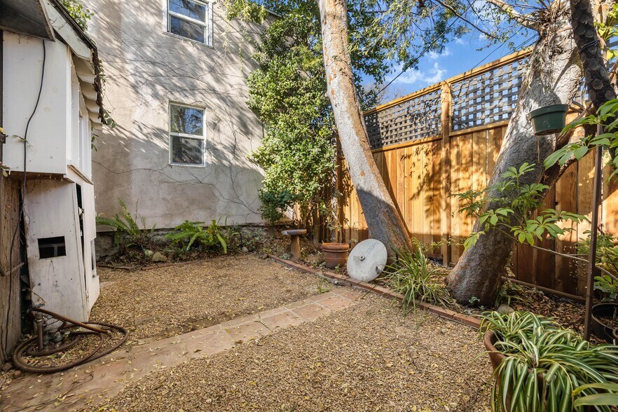 More Photos Of 3206-3210 De Witt Dr, Los Angeles Loft Creative Space For Lease