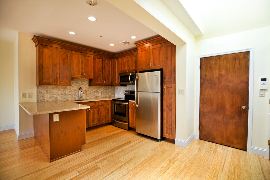 More Photos Of 266 Main St, Huntington Storefront For Lease