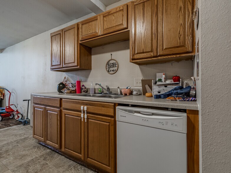 More Photos Of 940 N Ross Ave, Dewey Multifamily For Sale