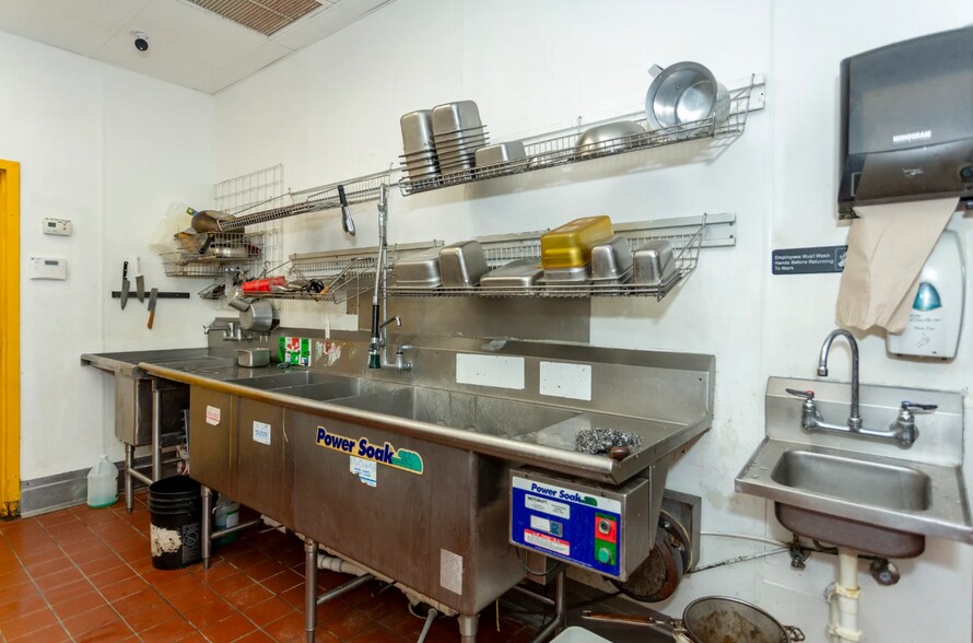 More Photos Of 3530 Pelham Pky, Pelham Fast Food For Sale