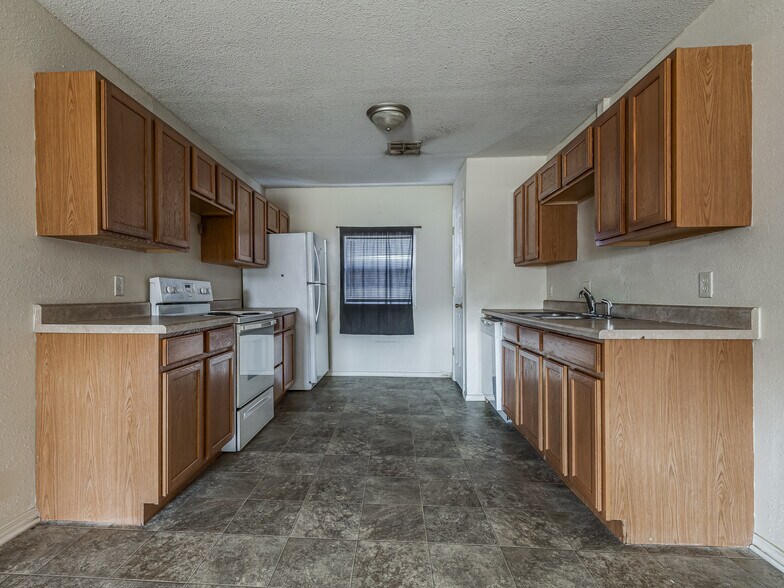 More Photos Of 940 N Ross Ave, Dewey Multifamily For Sale