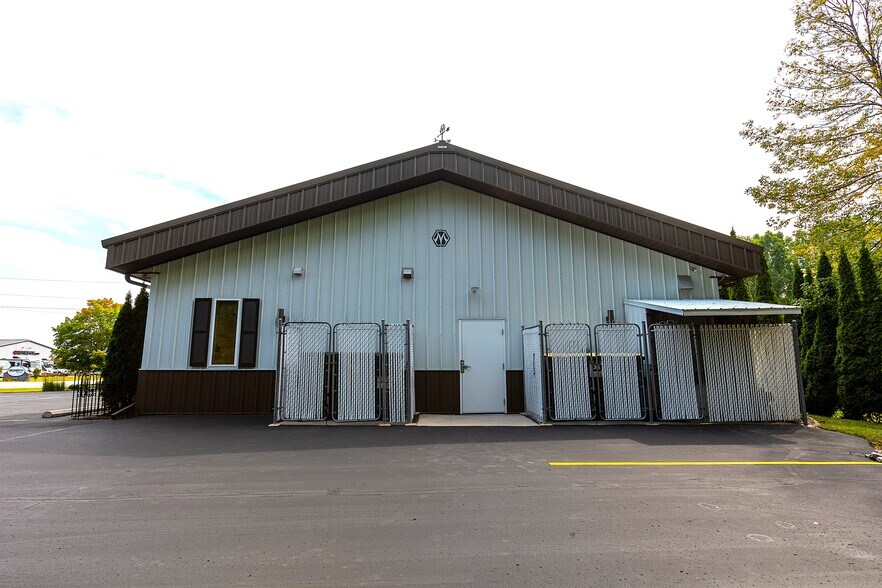 More Photos Of 14605 Velp Ave, Suamico Veterinarian Kennel For Sale