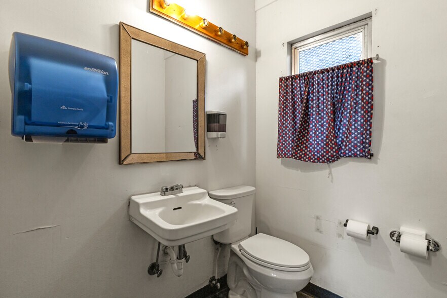 More Photos Of 1414 Oregon Ave, Klamath Falls Office For Sale