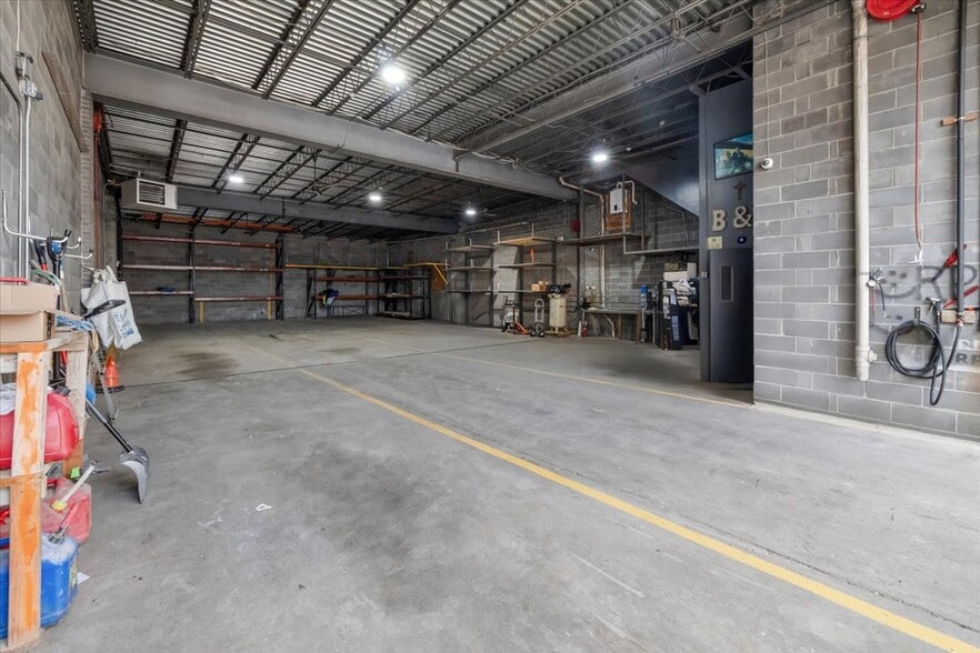 More Photos Of 456 Walker St, Fairview Light Distribution For Lease