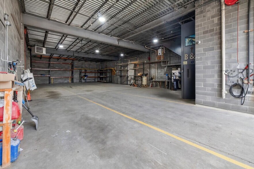 More Photos Of 456 Walker St, Fairview Flex For Lease