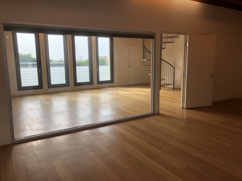 More Photos Of 8756 Holloway Dr, West Hollywood Loft Creative Space For Lease