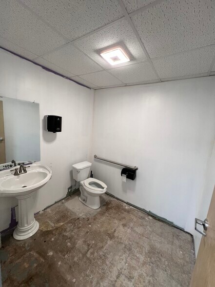 More Photos Of 4059 5th Ave N, Saint Petersburg Convenience Store For Lease