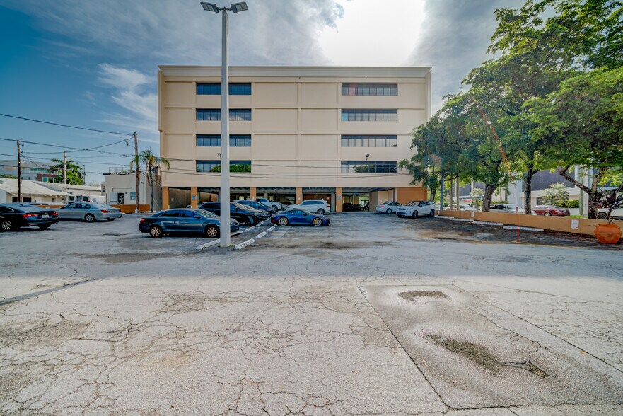 More Photos Of 814 Ponce de Leon Blvd, Coral Gables Office For Lease