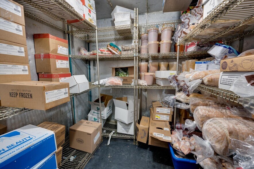 More Photos Of 3011 Pine Ave, Niagara Falls Restaurant For Sale
