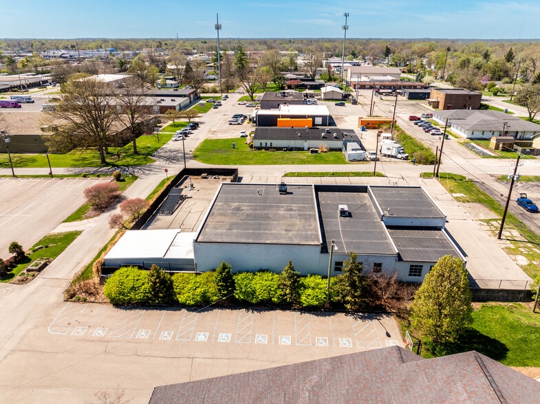 More Photos Of 5513 N Oxford St, Indianapolis Showroom For Lease