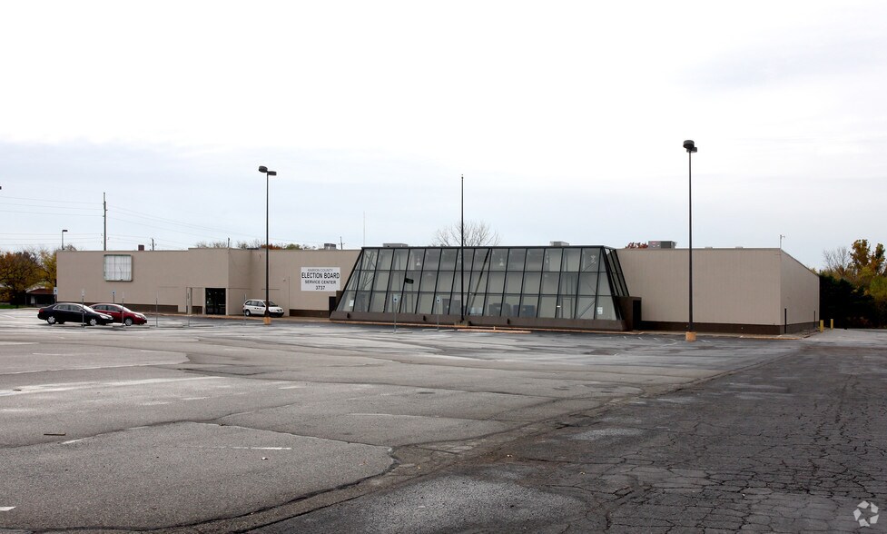 Primary Photo Of 16 E Sherman Dr, Indianapolis Freestanding For Lease