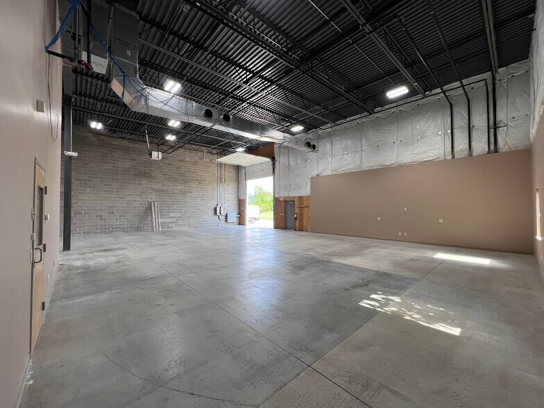 More Photos Of 422-434 Alexandersville Rd, Miamisburg Light Distribution For Lease