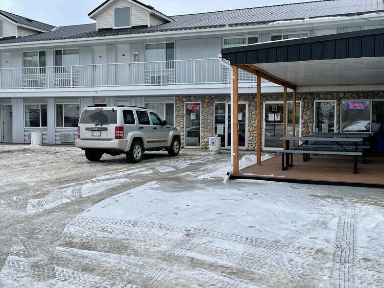 More Photos Of 101 Grove Pl, Drumheller Hotel For Sale