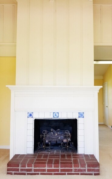 More Photos Of 250 Sunset Hills Dr, Sunrise Beach Storefront Retail Office For Sale