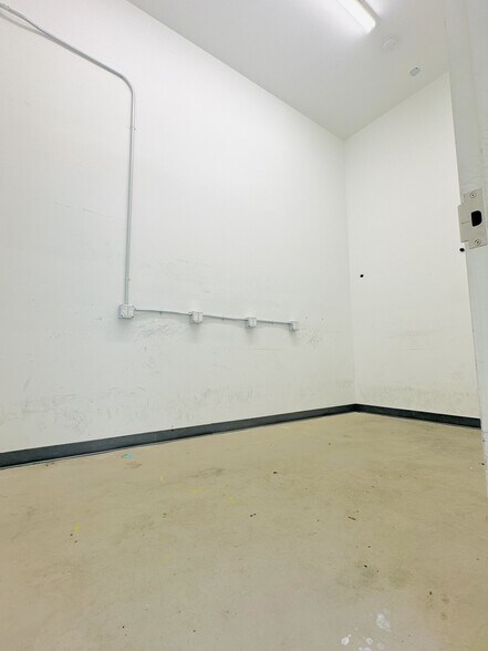 More Photos Of 294-296 Grand St, New York Storefront Retail Office For Lease