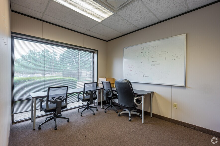 More Photos Of 4215 N Beltwood Pky, Dallas Industrial For Lease