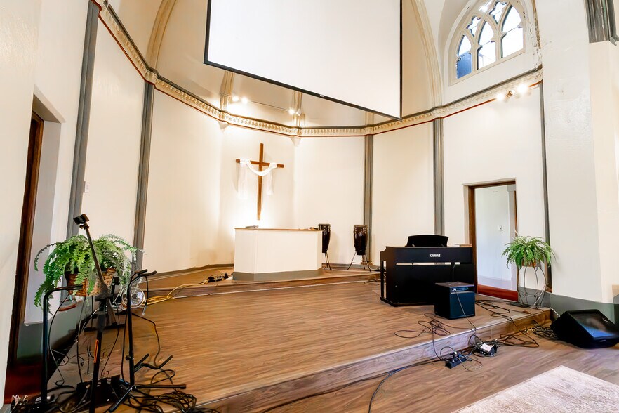 More Photos Of 309 N Broad St, Grove City Religious Facility For Sale