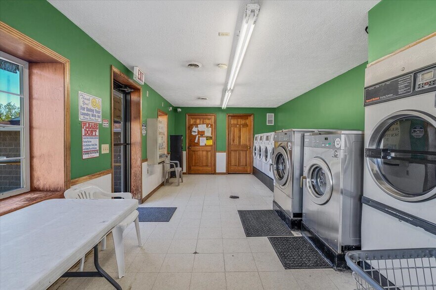 More Photos Of 212 Pine St, Jefferson Carwash For Sale