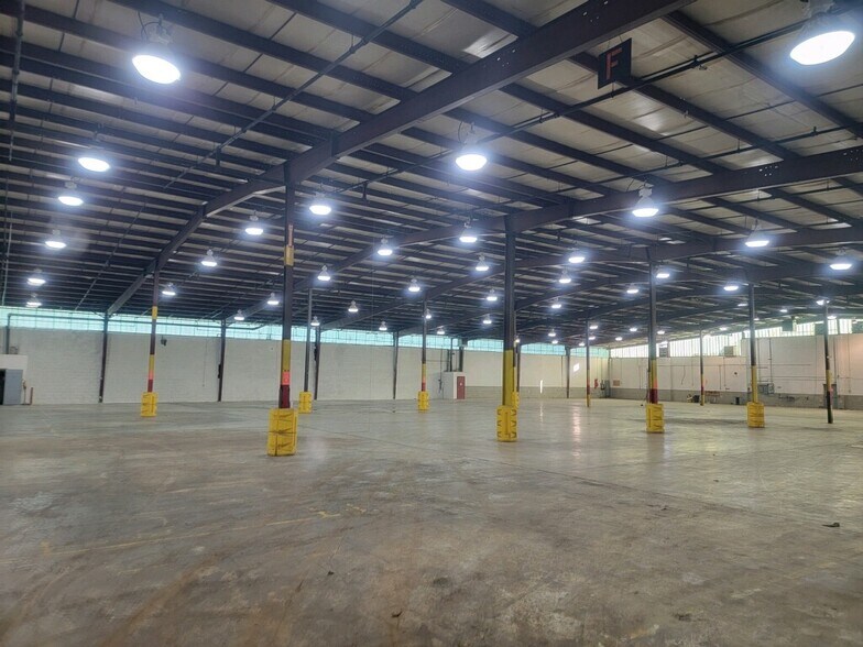 More Photos Of 418-420 W Lake Ave, Rossville Manufacturing For Lease