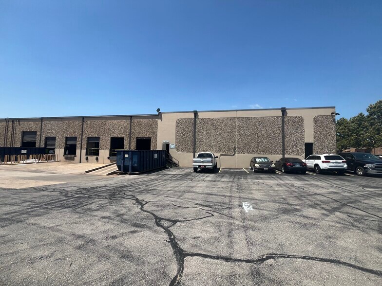 More Photos Of 4130-4150 Will Rogers Pky, Oklahoma City Warehouse For Lease