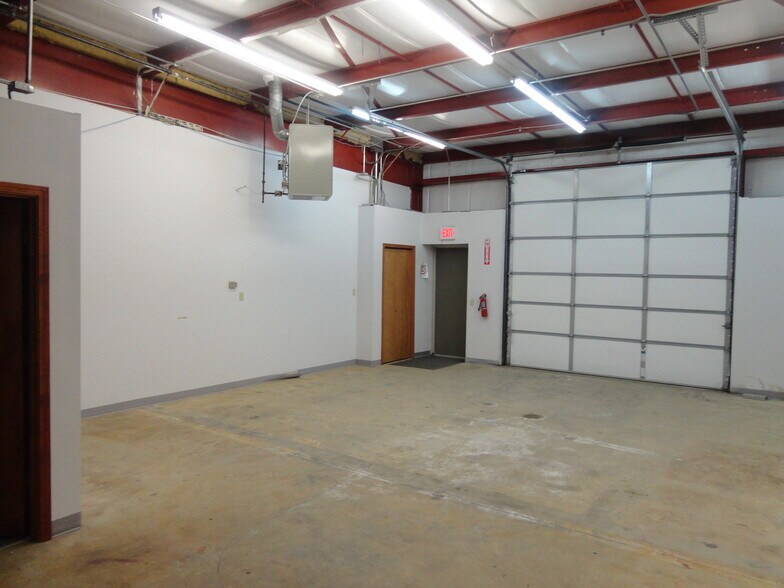 More Photos Of 1712 E Hamilton Rd, Bloomington Flex For Lease