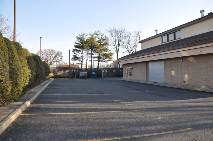 More Photos Of 140-170 Deer Park Ave, Babylon Storefront Retail Office For Lease