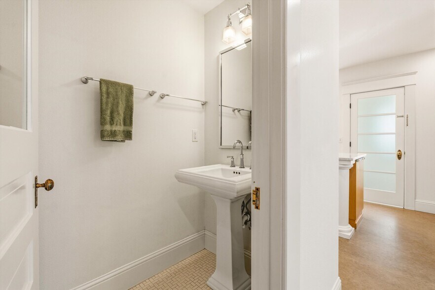 More Photos Of 340 NW 7th St, Corvallis Office Residential For Sale