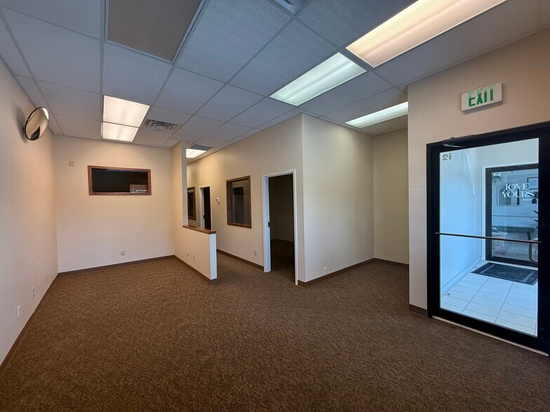 More Photos Of 1414 Hawk Pky, Montrose Freestanding For Lease