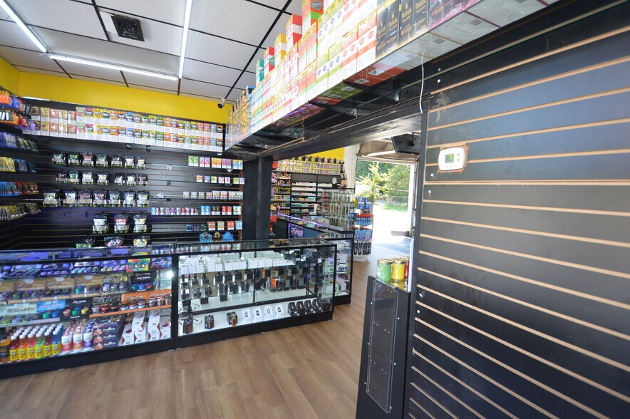 More Photos Of 4810 Country Club Rd, Winston-Salem Auto Repair For Lease