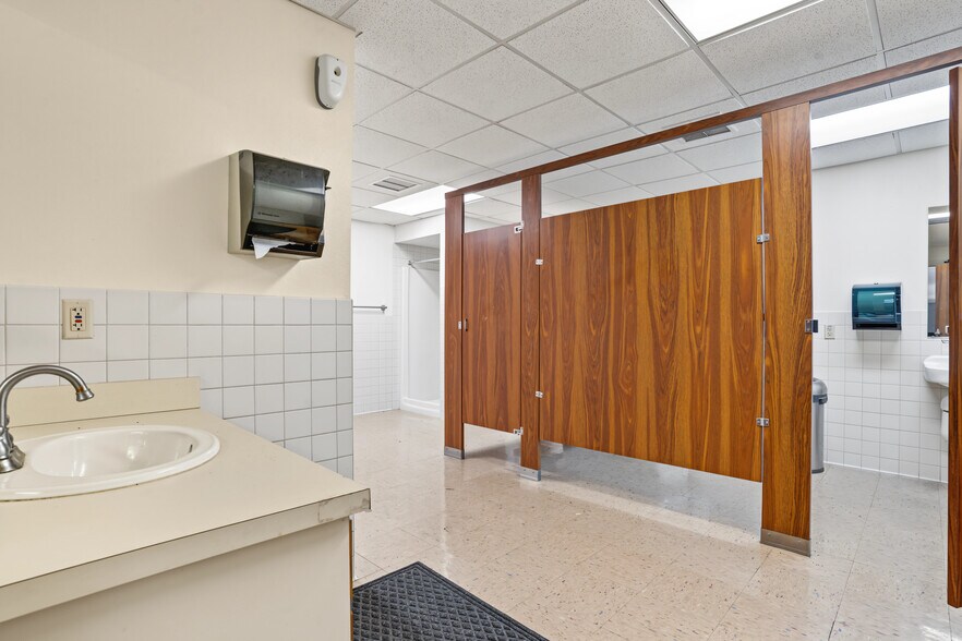 More Photos Of 12625 40th St N, Clearwater Warehouse For Sale