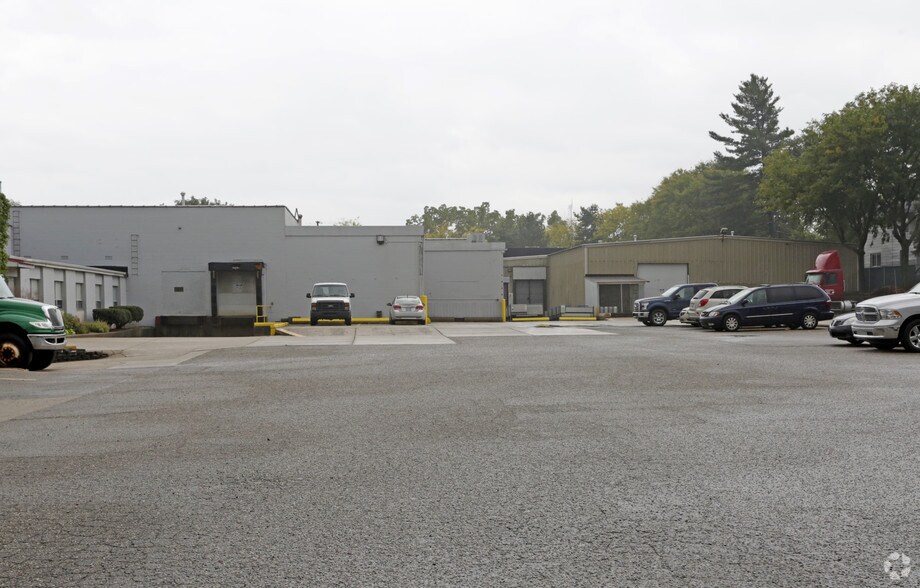 More Photos Of 29 W Rundell St, Pontiac Warehouse For Sale