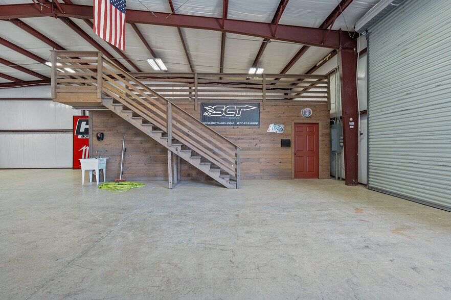 More Photos Of 217 Southern Dr, Johnson City Showroom For Sale