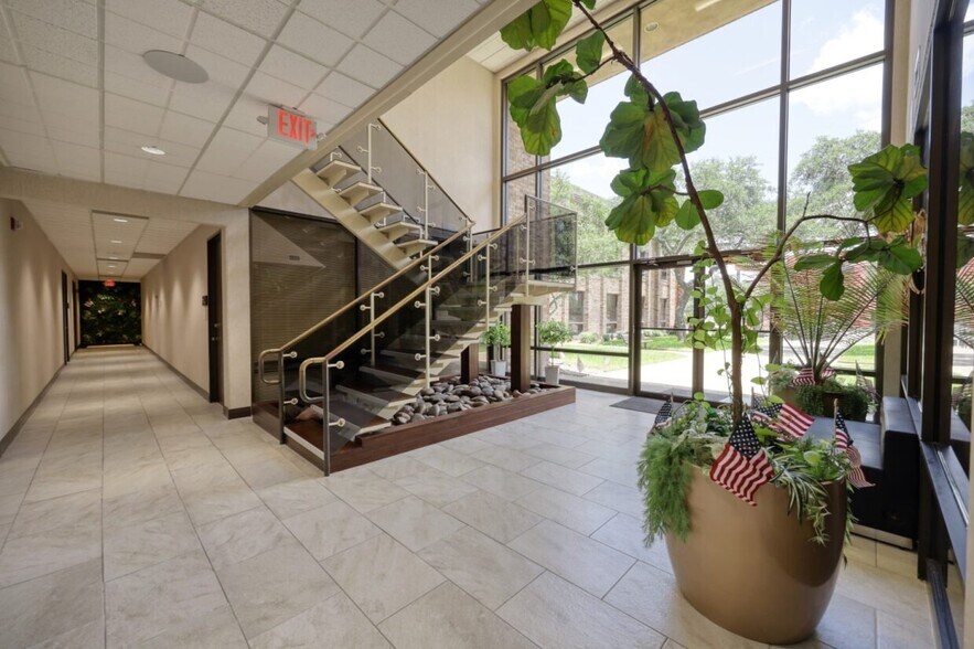 More Photos Of 2929 Mossrock Dr, San Antonio Office For Lease