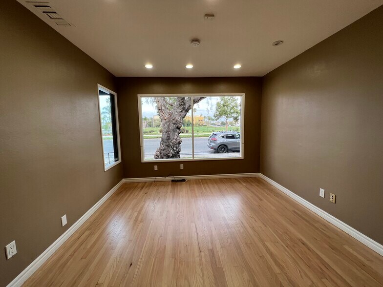 More Photos Of 4652 Katella Ave, Los Alamitos Office For Lease