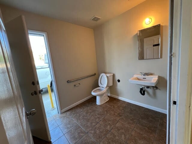 More Photos Of 10565 Limonite Ave, Jurupa Valley Warehouse For Lease