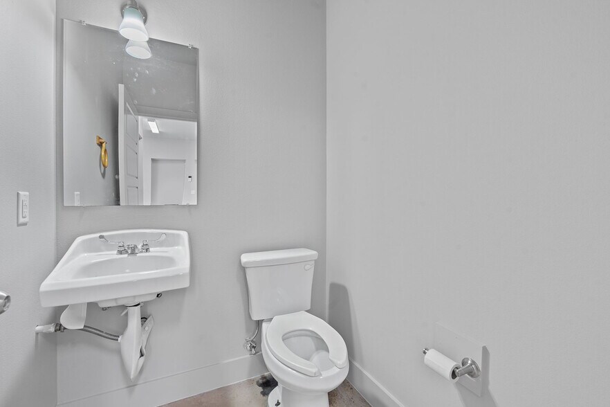 More Photos Of 14707 Fitzhugh Rd, Austin Warehouse For Lease