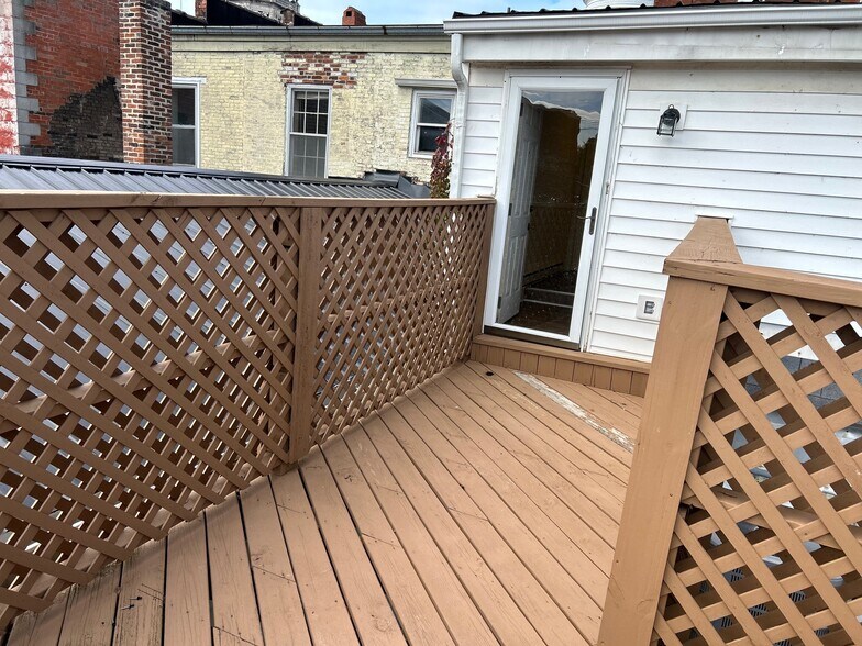 More Photos Of 214 Main St, Paris Office Residential For Sale