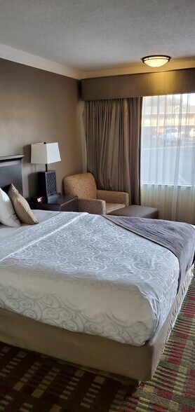 More Photos Of 760 NW Garden Valley Blvd, Roseburg Hotel For Sale