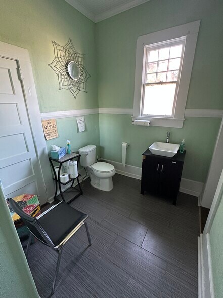 More Photos Of 62 Lee St, Jefferson Office For Sale